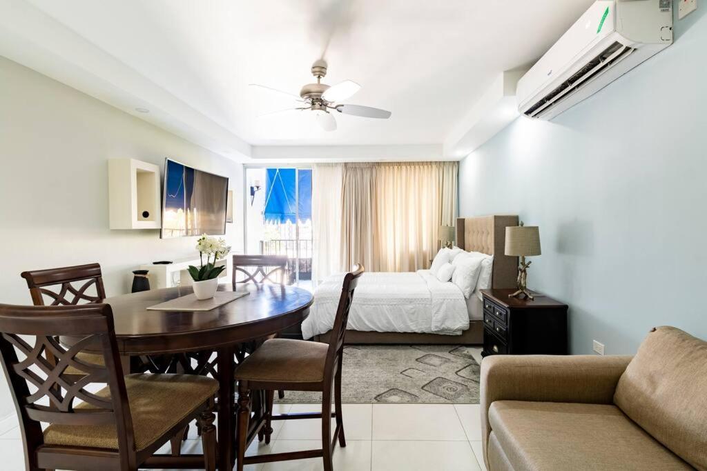 City Edge La Vie Кингстон Экстерьер фото
