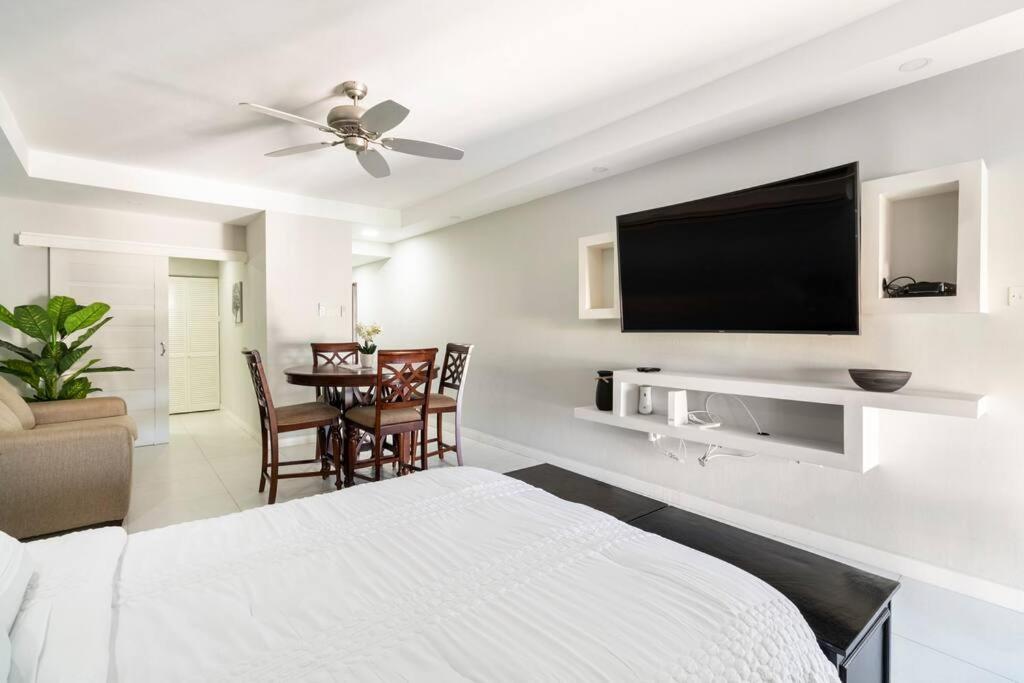 City Edge La Vie Кингстон Экстерьер фото