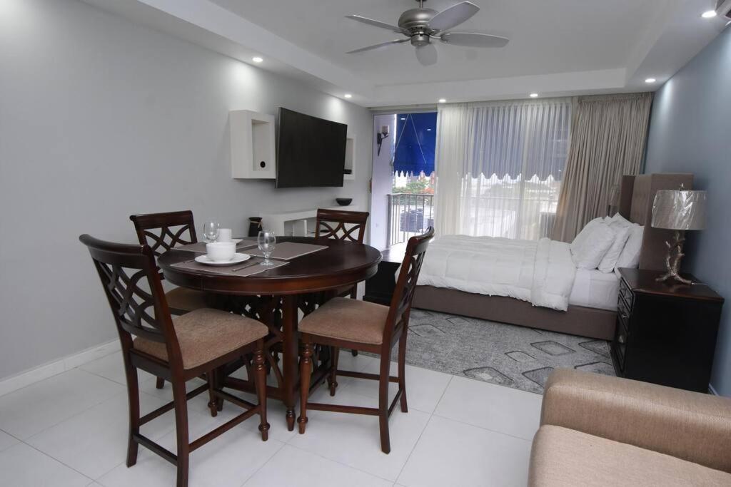 City Edge La Vie Кингстон Экстерьер фото